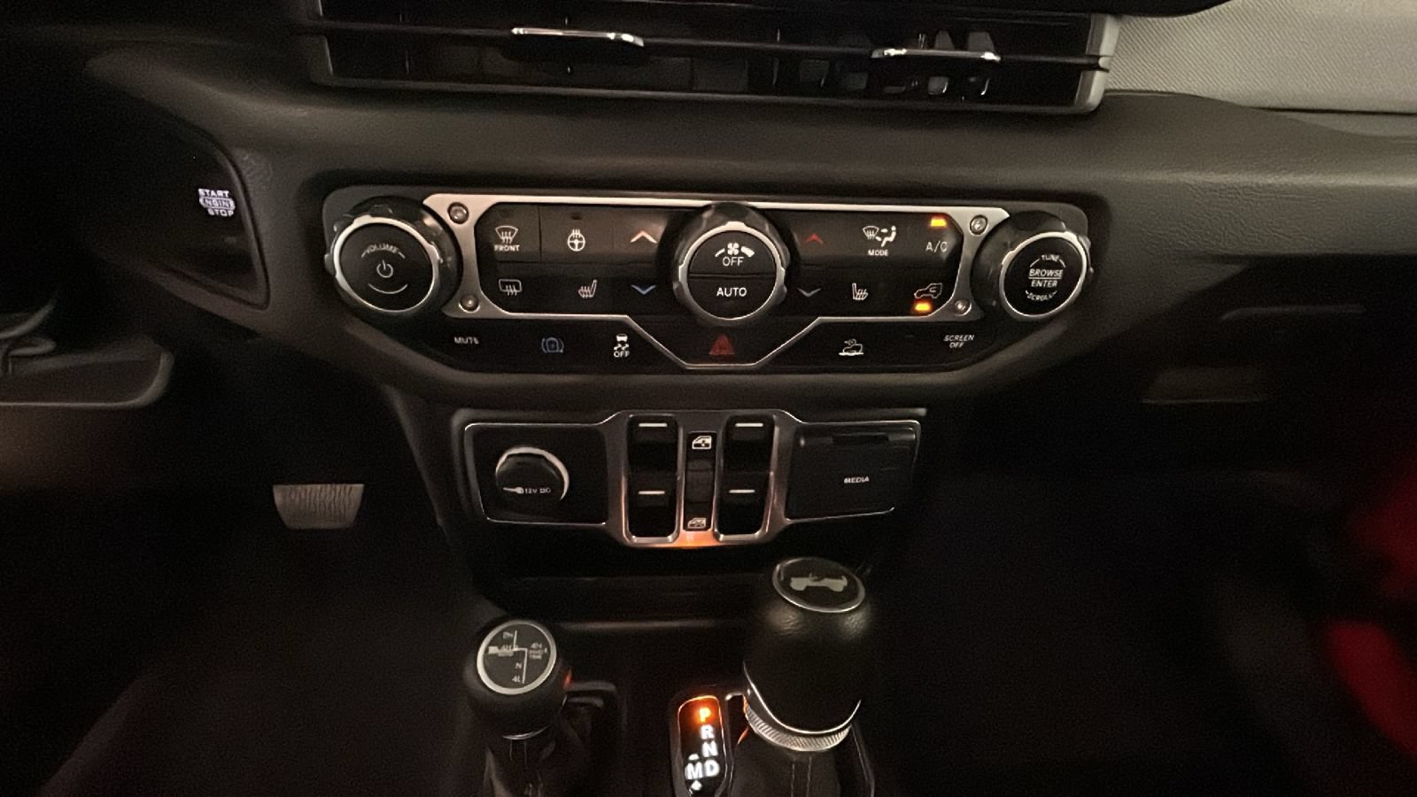 Used 2024 Jeep Wrangler Unlimited w/ Convenience Group AWD/4WD image 26
