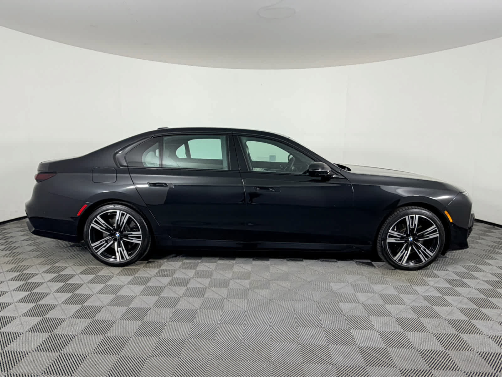 Used 2025 BMW 760i xDrive AWD/4WD image 2
