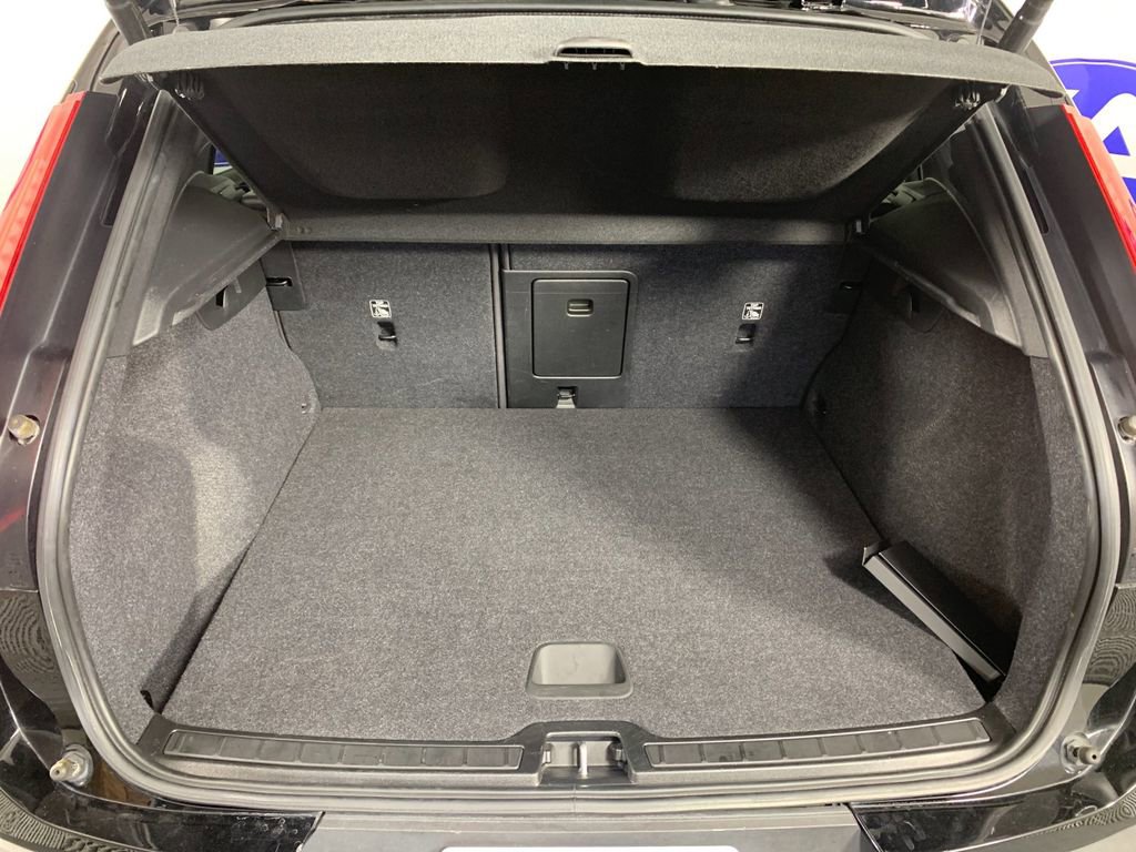 Used 2022 Volvo XC40 T5 Momentum image 35