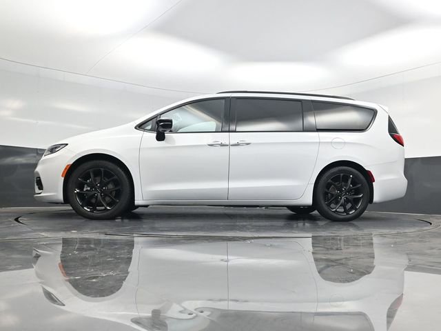 Used 2025 Chrysler Pacifica Limited image 52