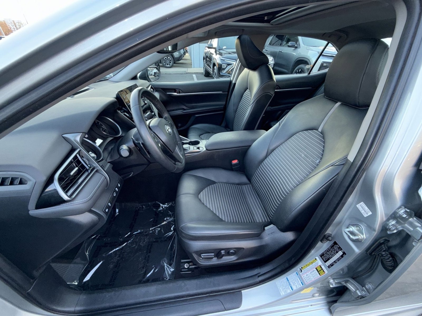 Used 2022 Toyota Camry SE w/ Cold Weather Package image 13