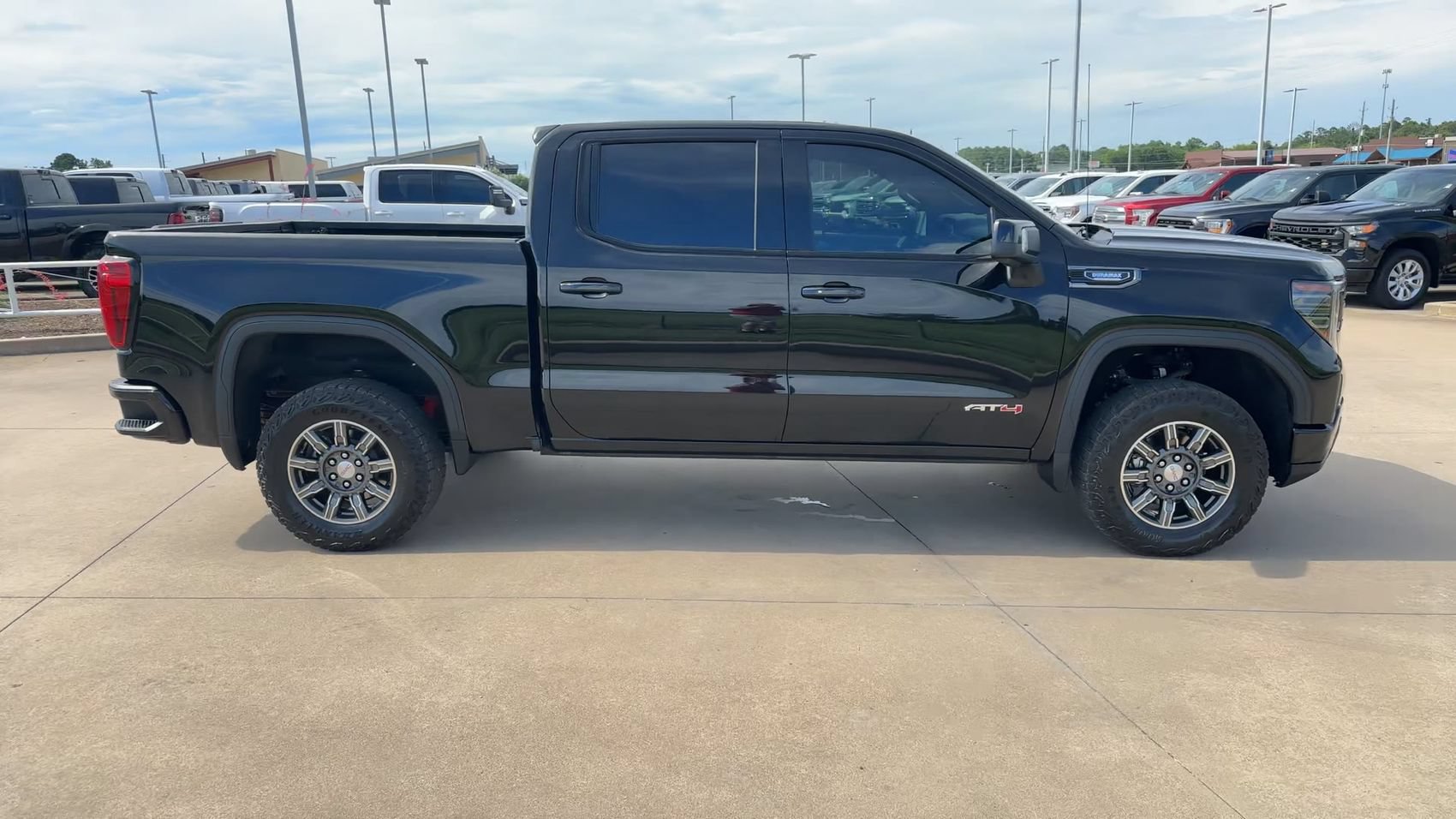Used 2024 GMC Sierra 1500 AT4 w/ AT4 Preferred Package AWD/4WD image 2