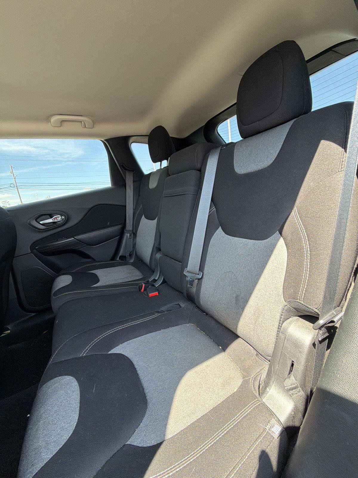 Used 2016 Jeep Cherokee Sport AWD/4WD image 11