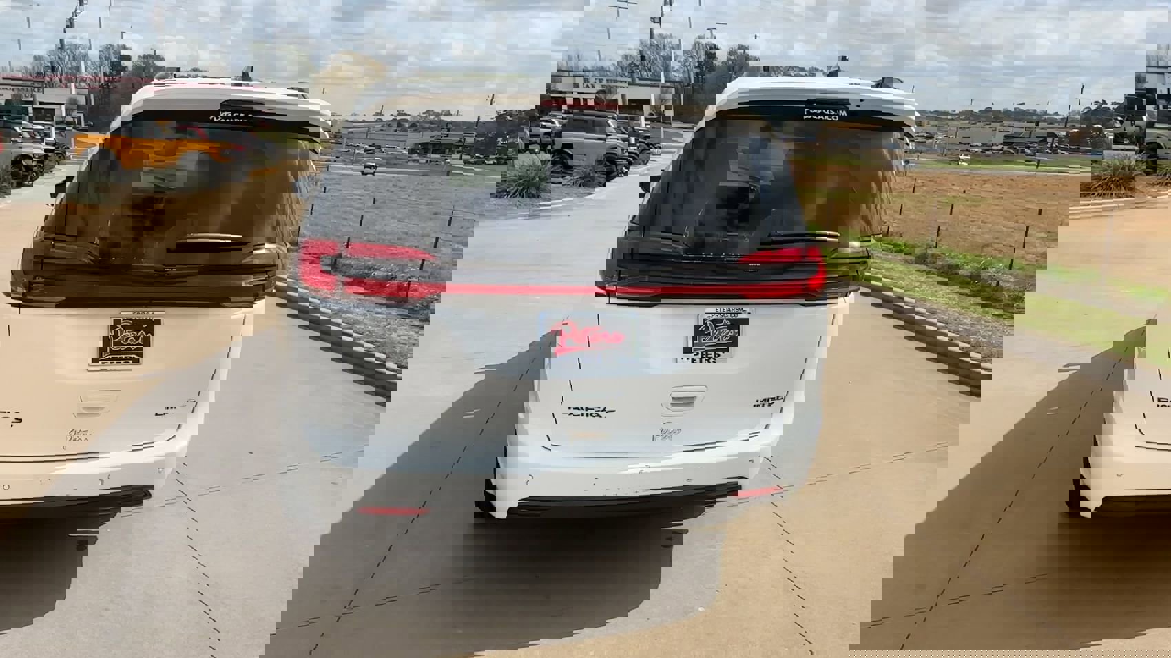 Used 2025 Chrysler Pacifica Limited image 7