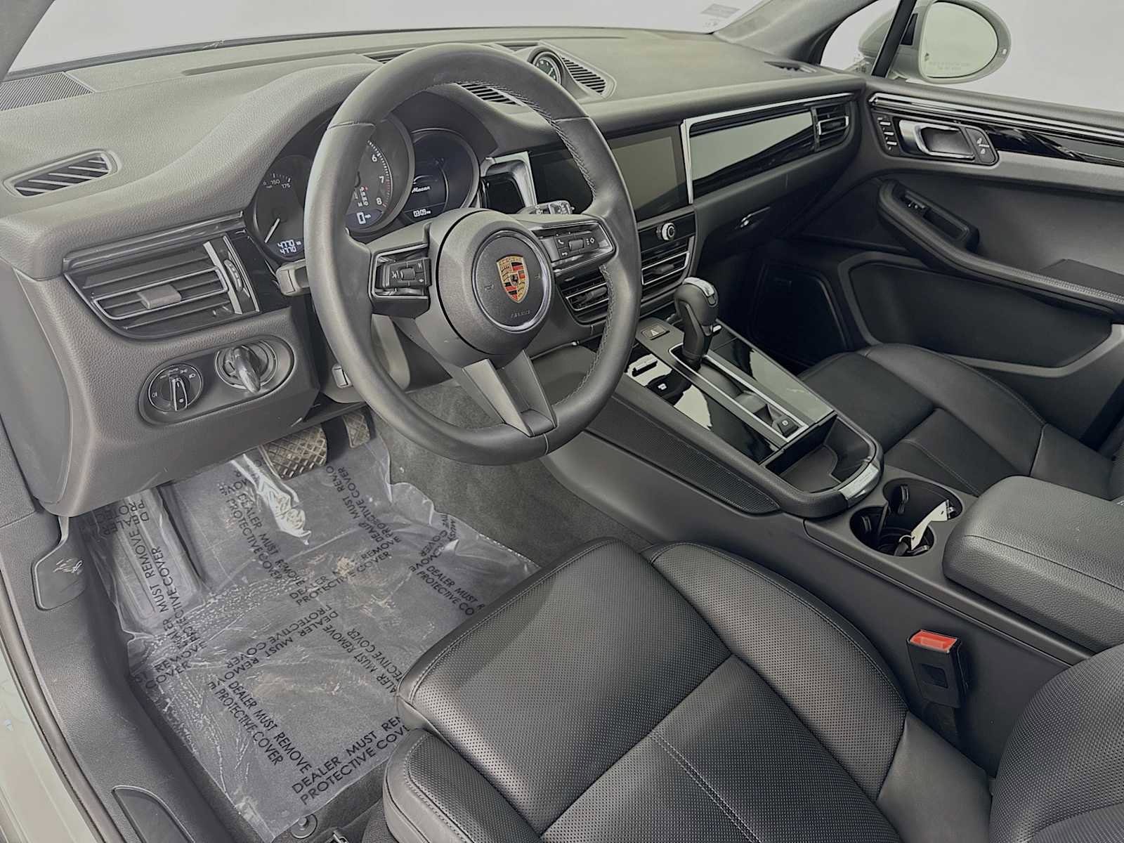 Certified 2025 Porsche Macan image 4