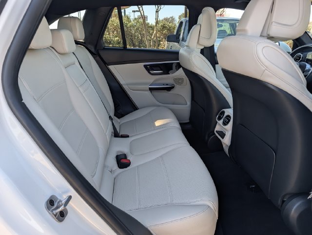 Used 2025 Mercedes-Benz GLC 300 4MATIC image 27