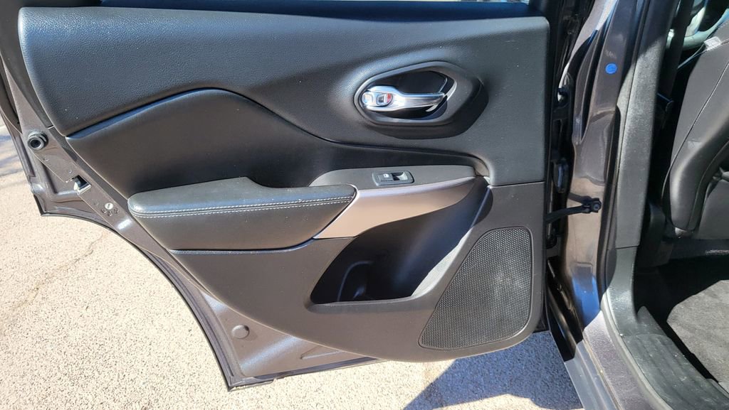 Used 2019 Jeep Cherokee Limited image 23