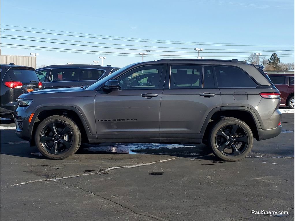 Used 2022 Jeep Grand Cherokee Altitude AWD/4WD image 16