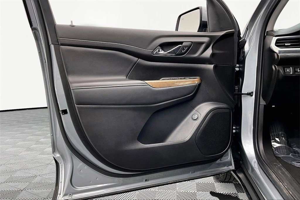 Used 2023 GMC Acadia SLE w/ Driver Convenience Package image 23