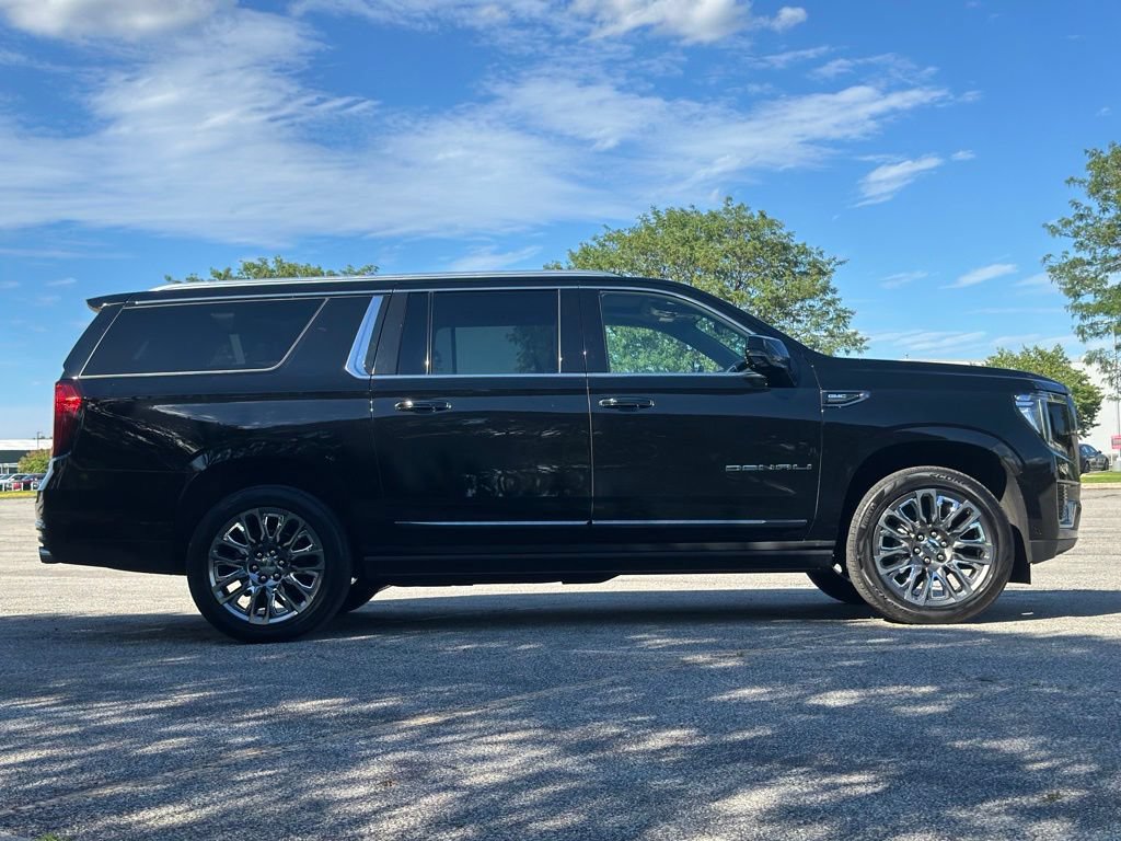 Used 2023 GMC Yukon XL Denali Ultimate AWD/4WD image 8