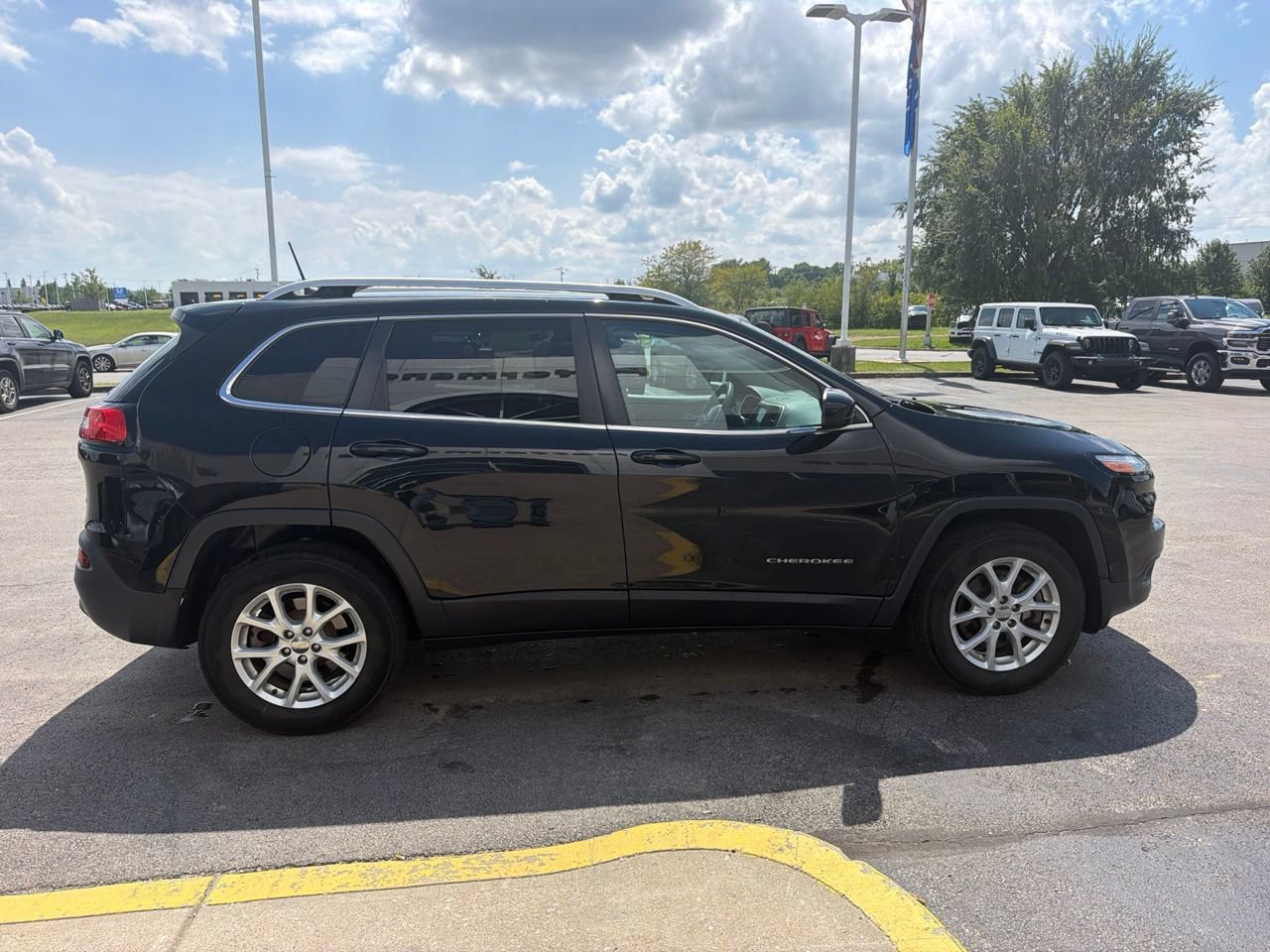 Used 2018 Jeep Cherokee Latitude Plus AWD/4WD image 11