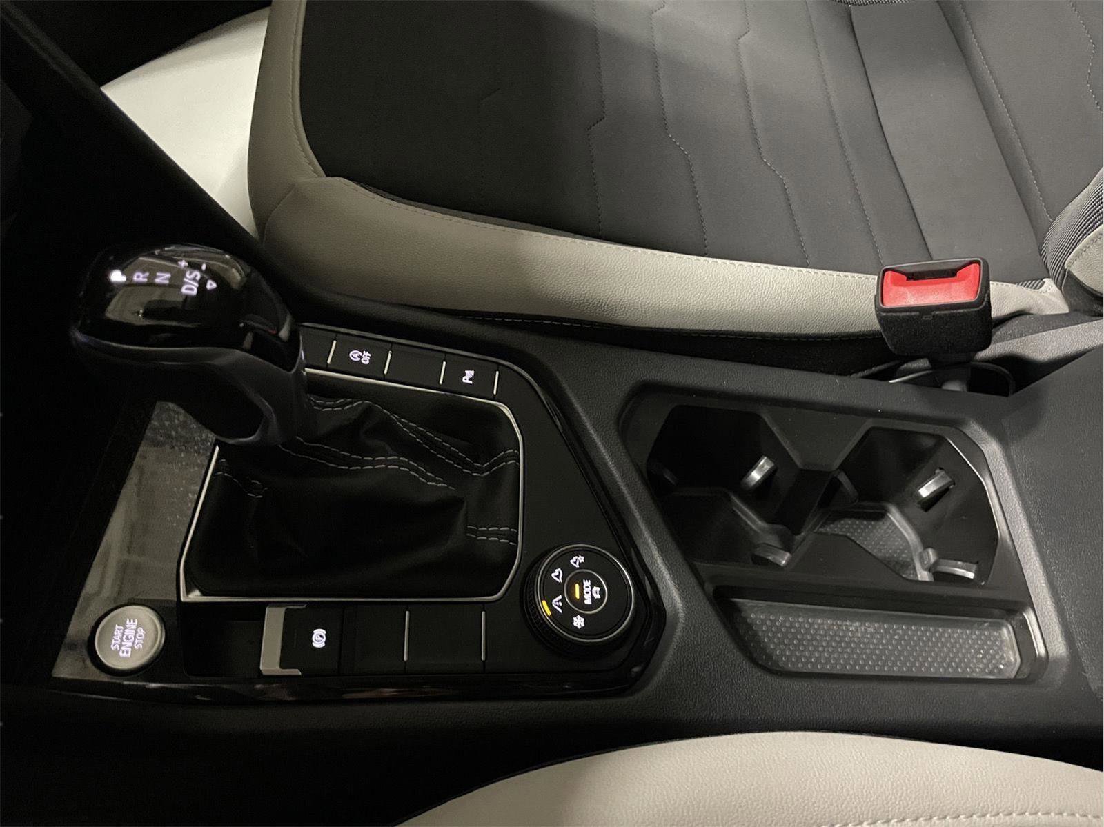 Used 2025 Volkswagen Taos SE image 30