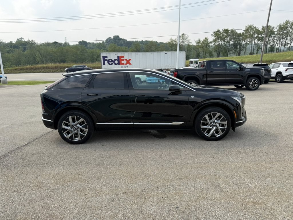 Certified 2025 Cadillac Optiq Luxury 2 w/ LPO, Floor Liner Package AWD/4WD image 7