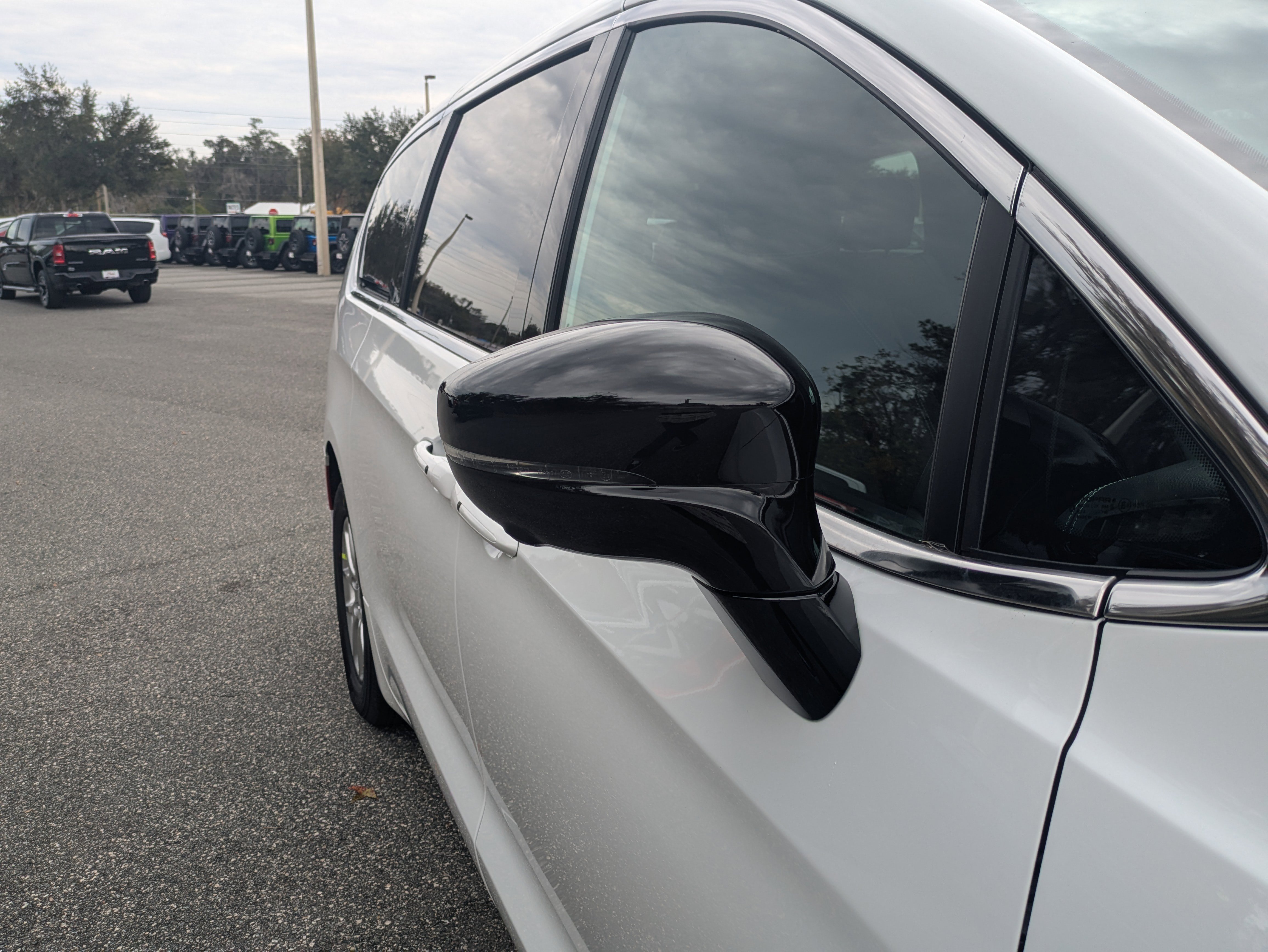 New 2026 Chrysler Pacifica Select image 12