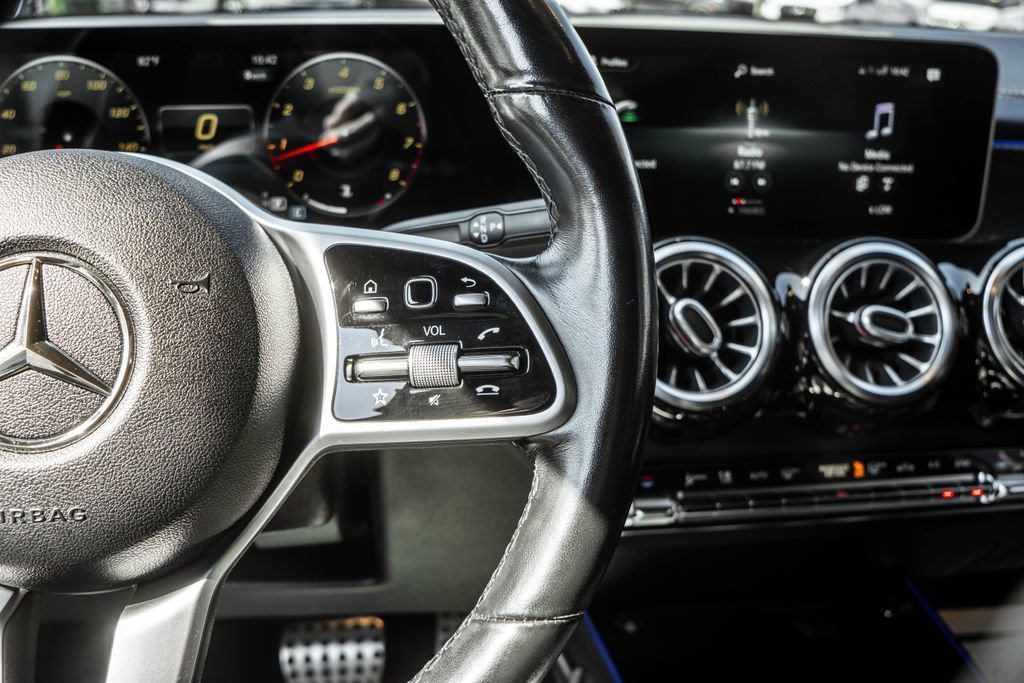 Used 2021 Mercedes-Benz GLB 250 4MATIC image 20