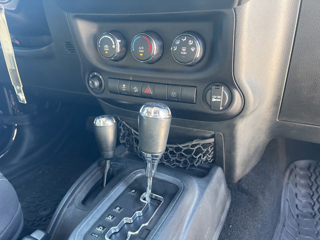 Used 2015 Jeep Wrangler Sahara w/ Connectivity Group AWD/4WD image 33