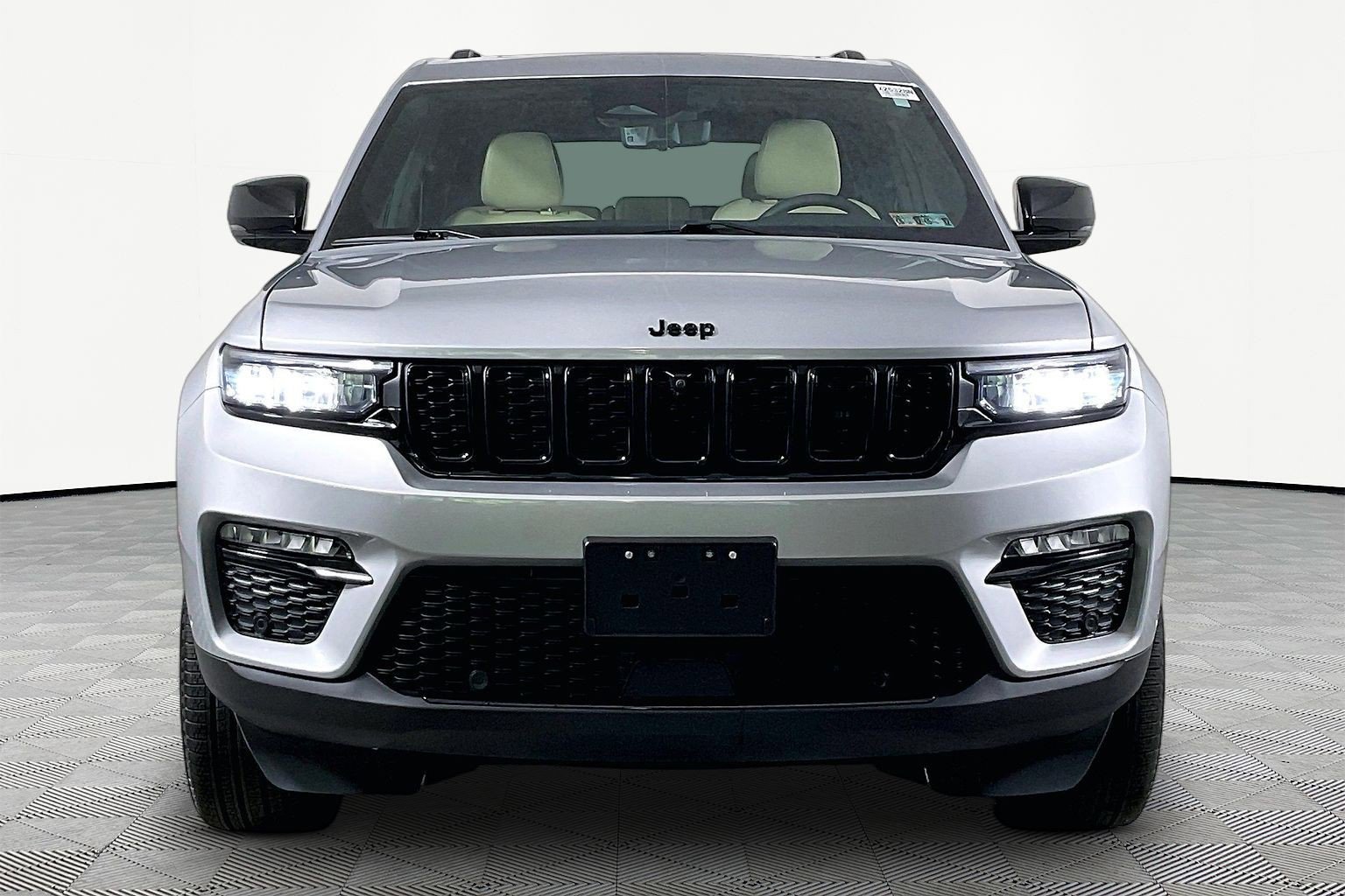 Used 2024 Jeep Grand Cherokee Limited w/ Luxury Tech Group II AWD/4WD image 2
