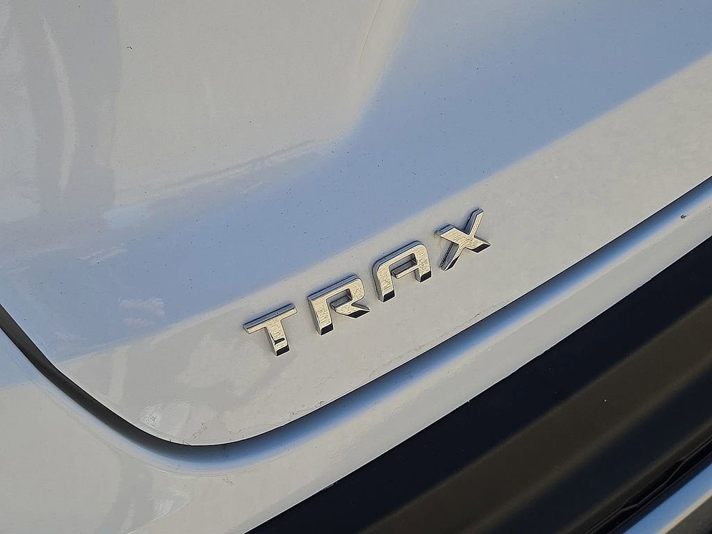 Used 2025 Chevrolet Trax LT FWD image 11