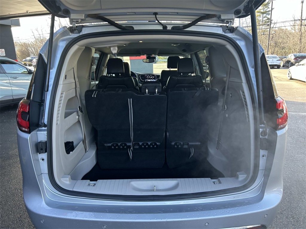 Used 2024 Chrysler Pacifica Touring-L image 13