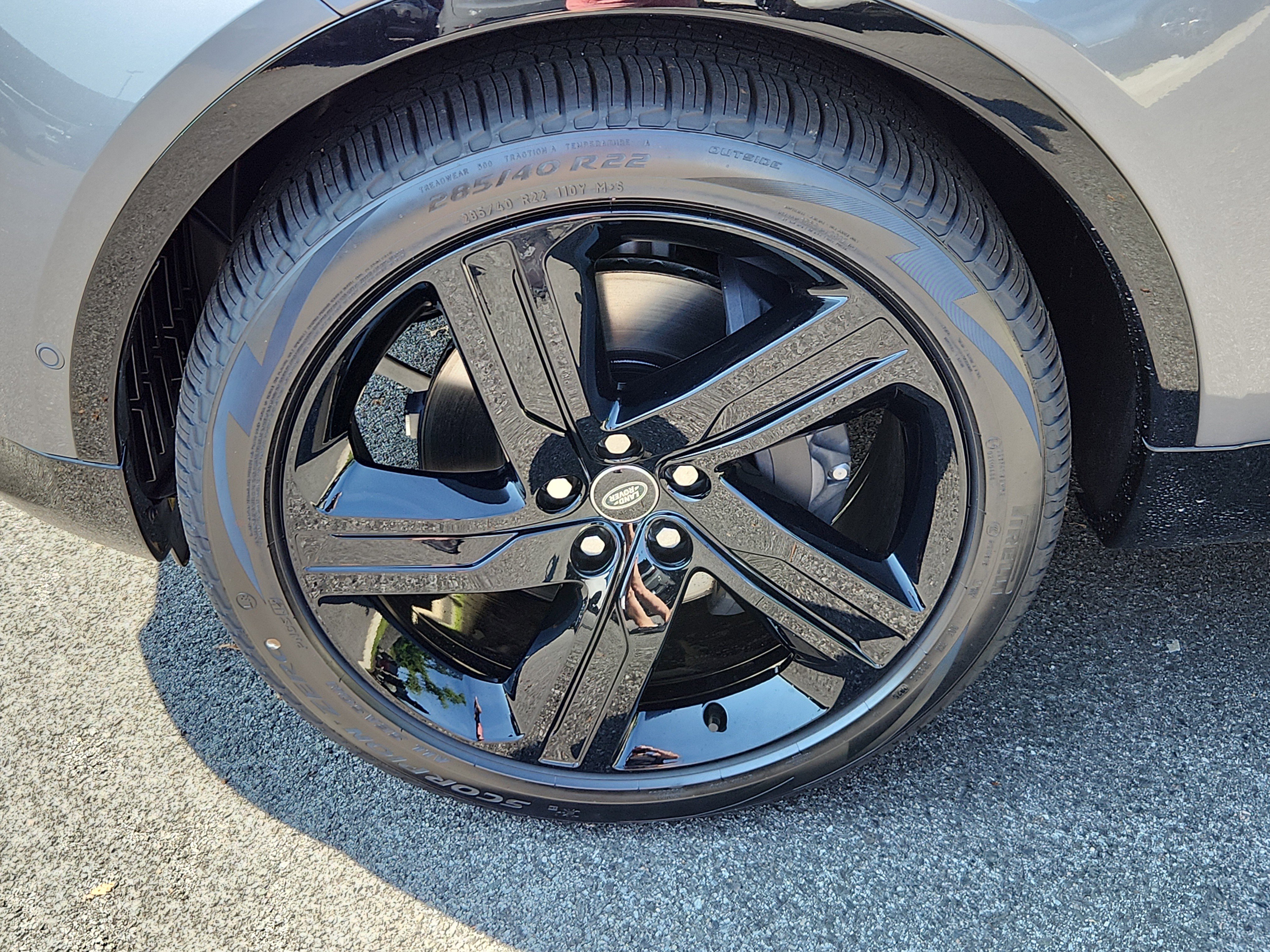 New 2025 Land Rover Discovery Dynamic SE image 9