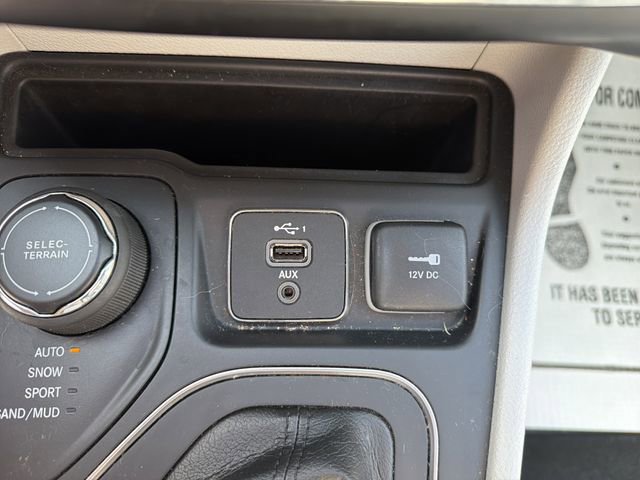 Used 2021 Jeep Cherokee Latitude Plus AWD/4WD image 26