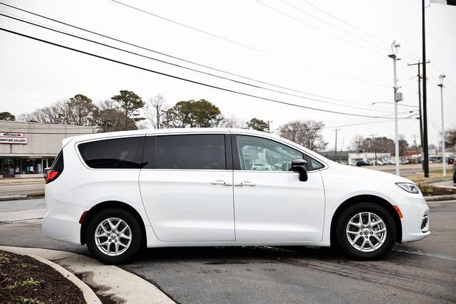 Used 2024 Chrysler Pacifica Touring-L image 11