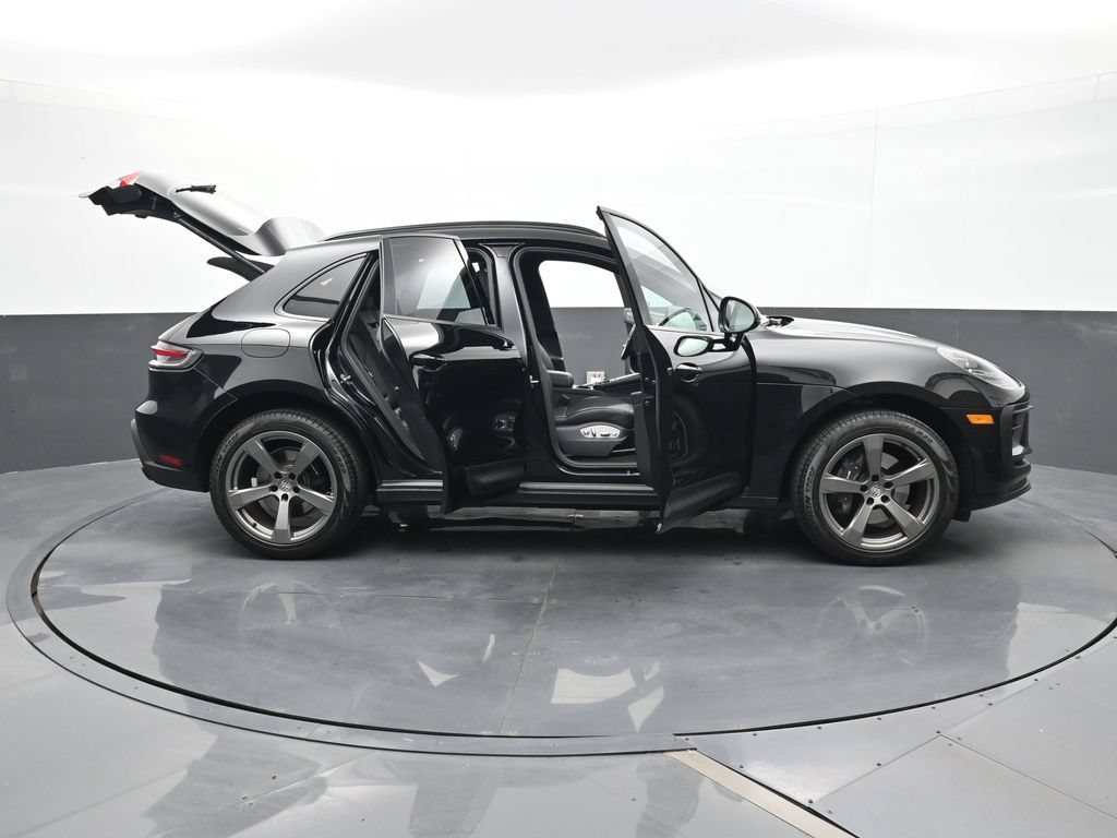 Certified 2025 Porsche Macan AWD/4WD image 34
