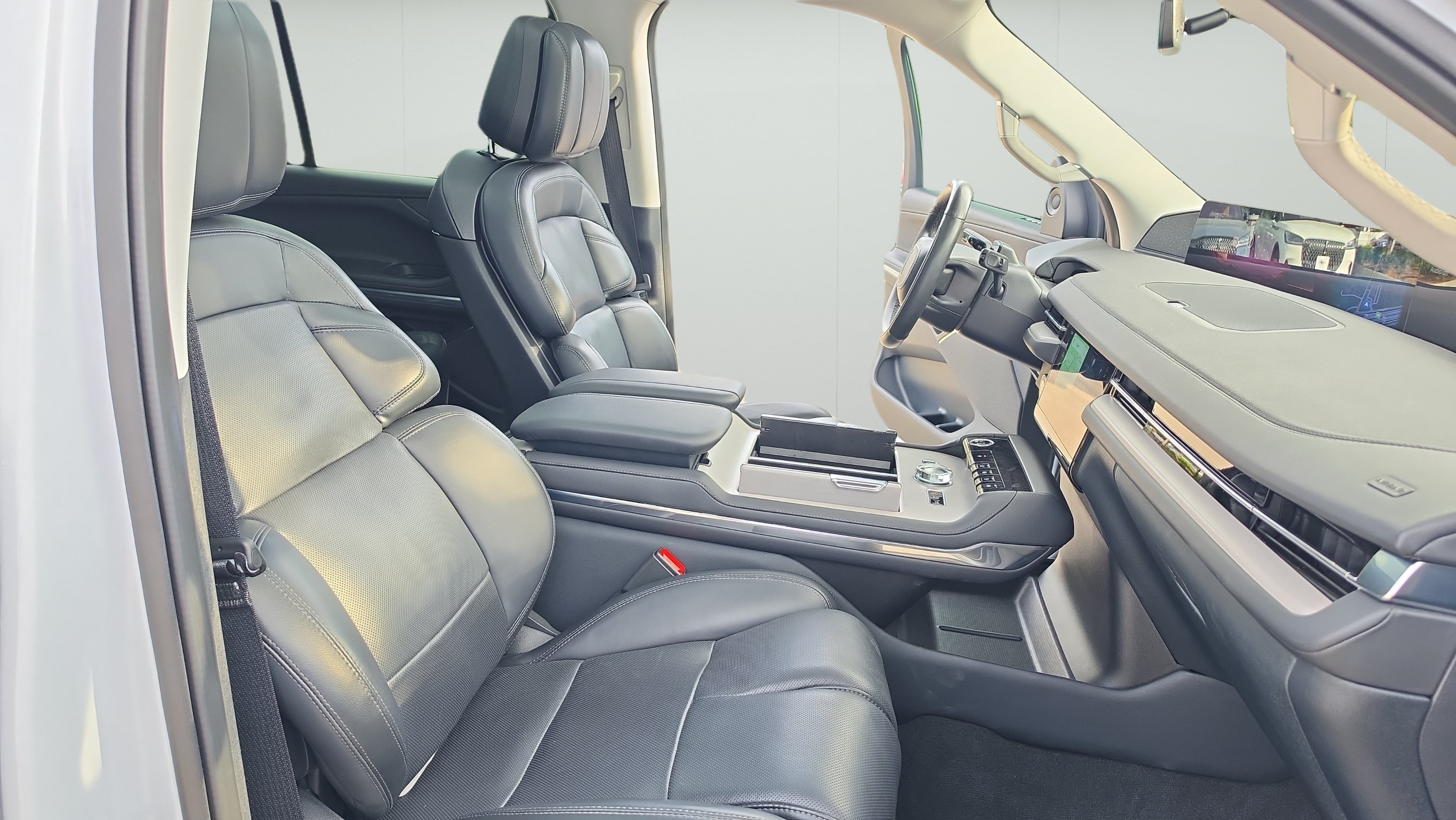 Used 2025 Lincoln Navigator Reserve AWD/4WD image 26