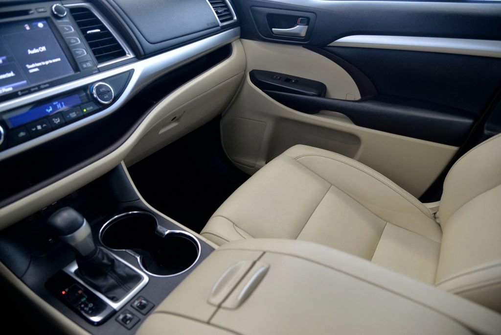 Used 2019 Toyota Highlander XLE image 27