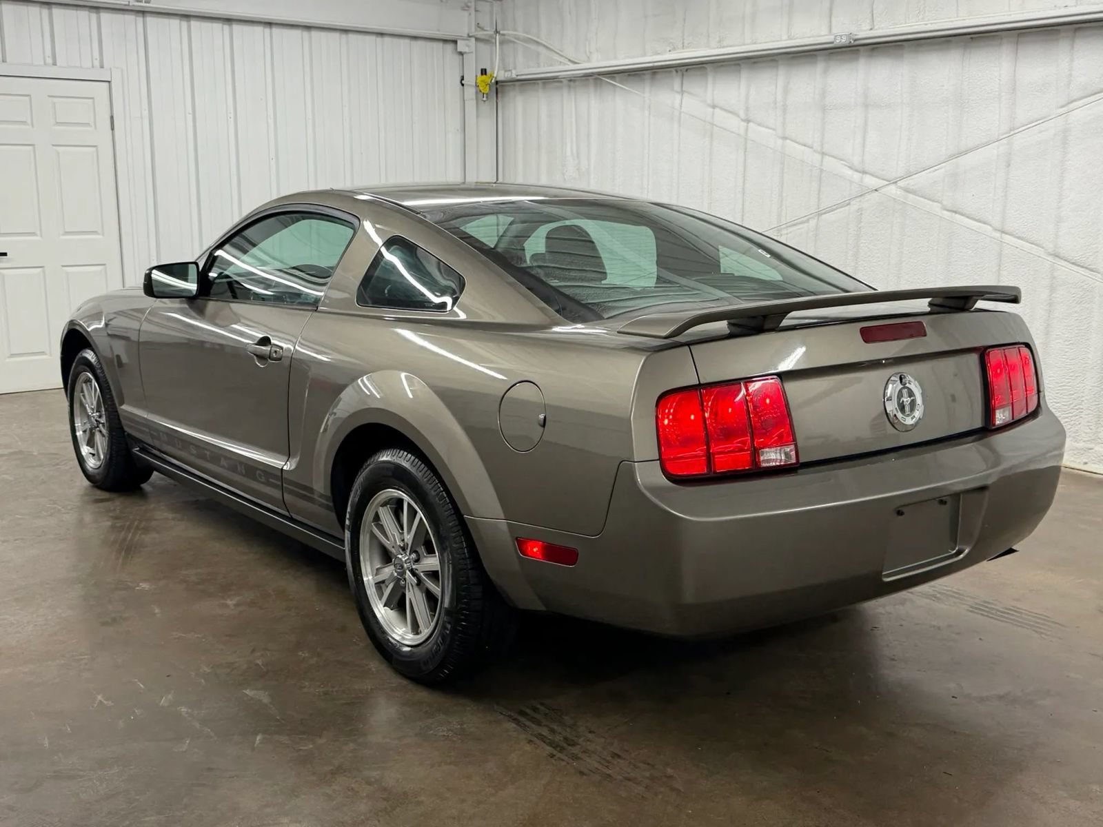 Used 2005 Ford Mustang Premium RWD image 6