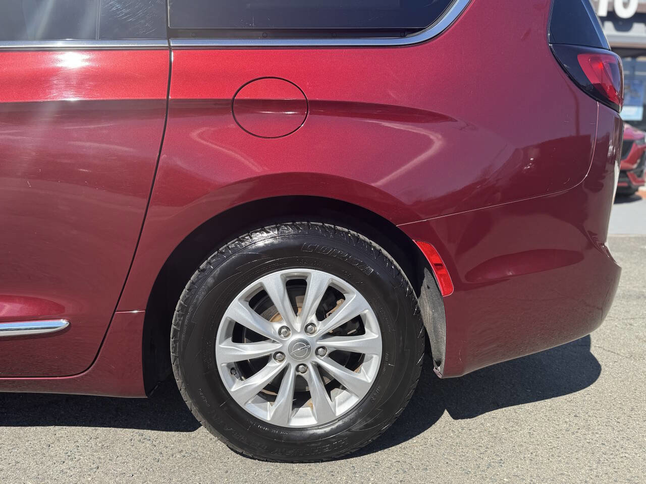 Used 2019 Chrysler Pacifica Touring-L FWD image 20