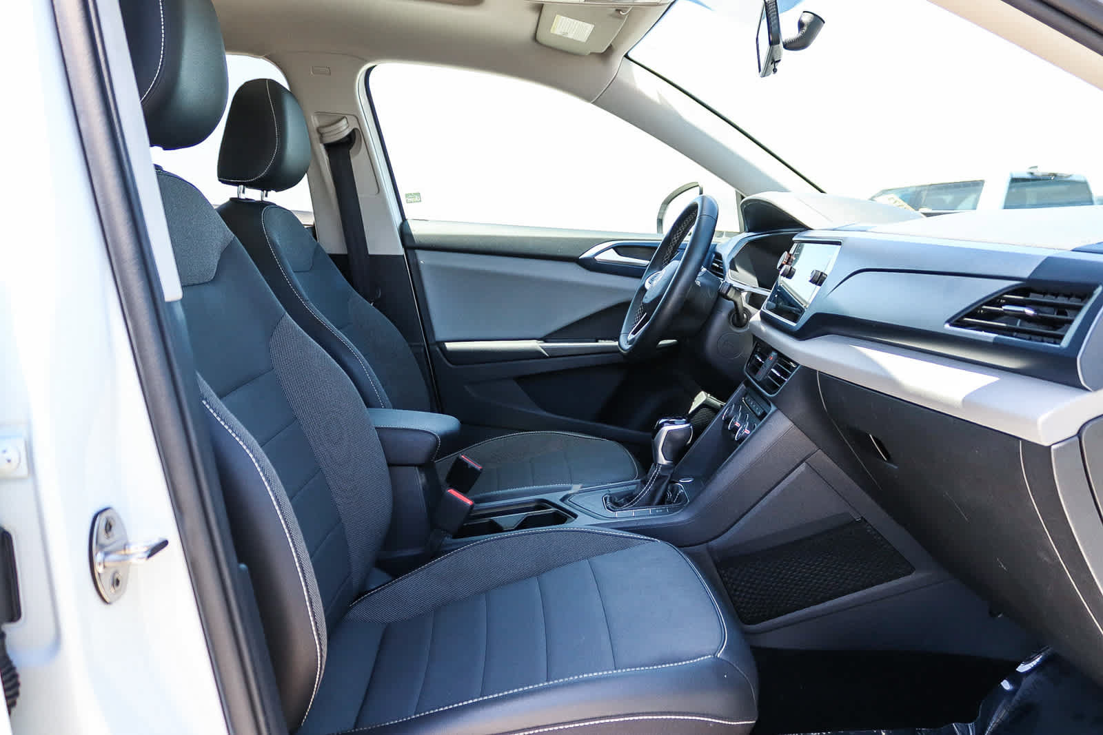 Certified 2022 Volkswagen Taos SE FWD image 16