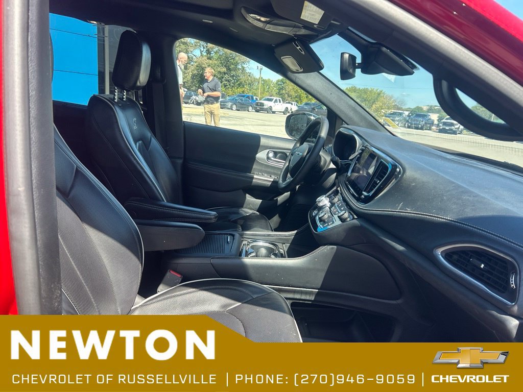 Used 2025 Chrysler Pacifica Limited FWD image 8