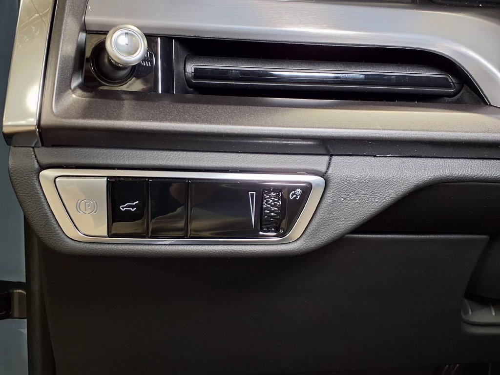 New 2027 Cadillac Vistiq Luxury AWD/4WD image 16
