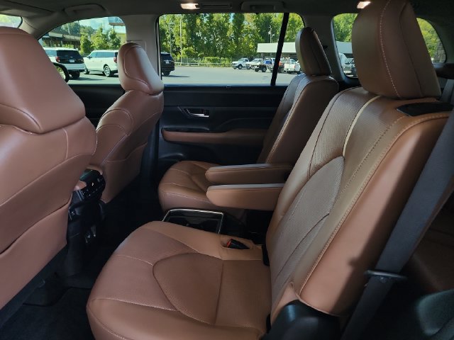Used 2024 Toyota Grand Highlander AWD image 22