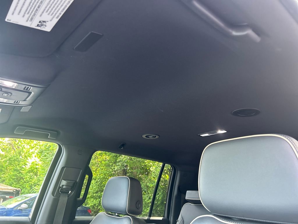 Used 2025 Chevrolet Suburban Premier RWD image 25