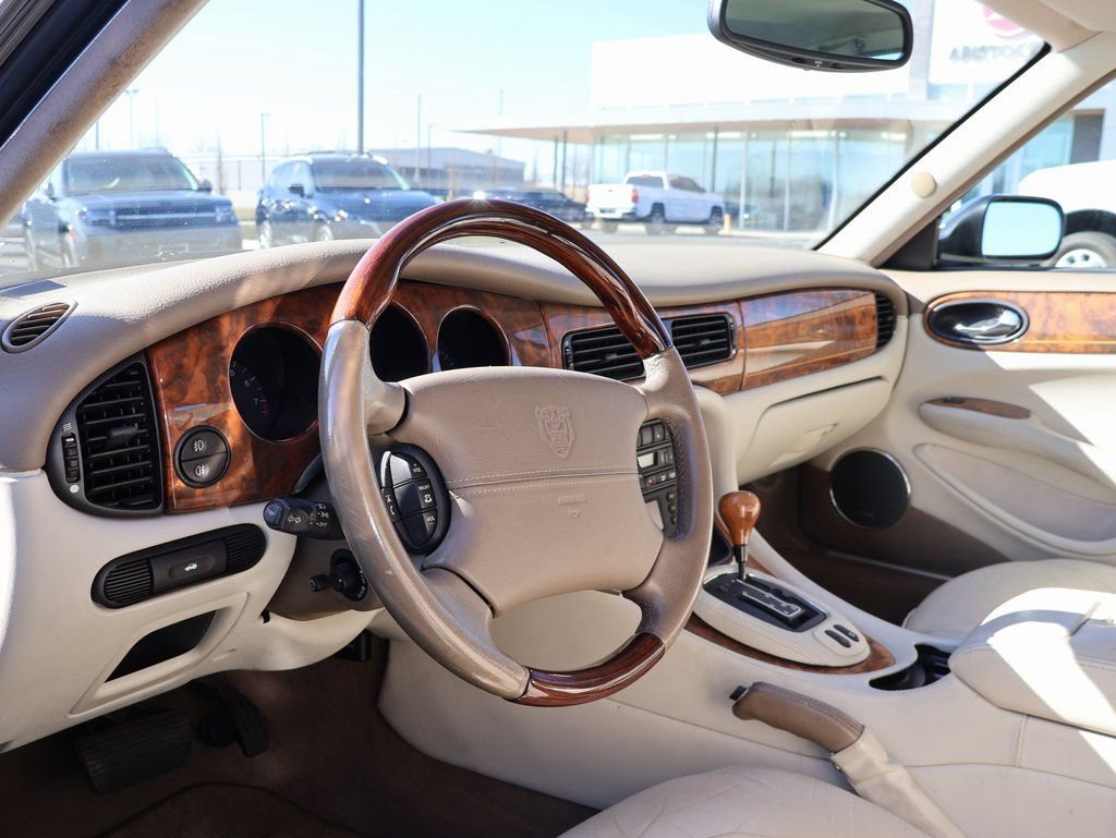 Used 2001 Jaguar XJ image 17