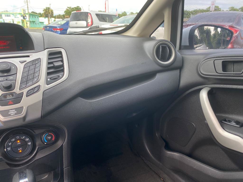 Used 2013 Ford Fiesta SE FWD image 27