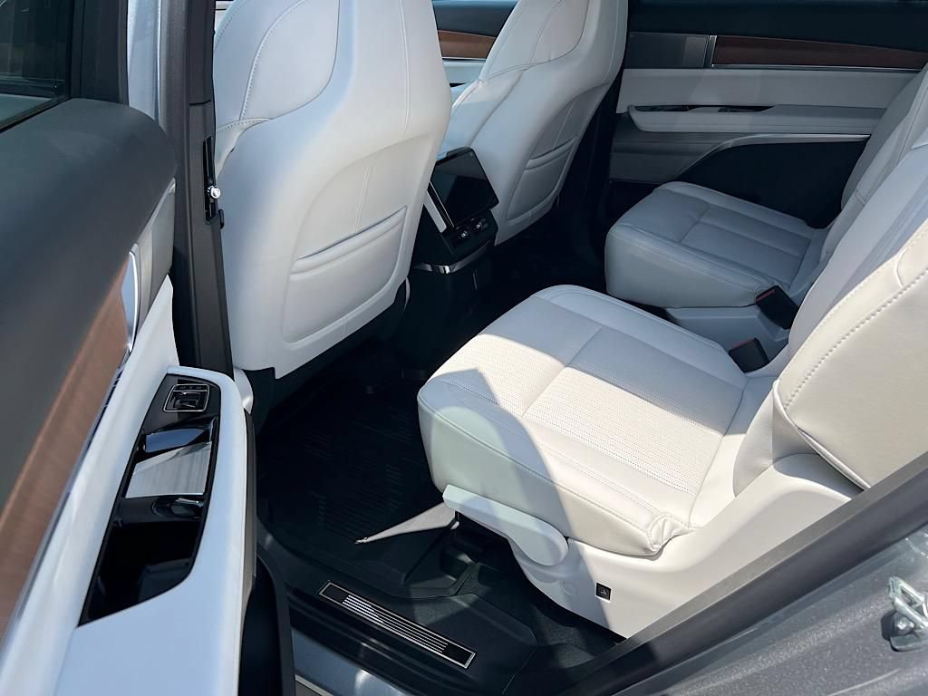 New 2026 Cadillac Vistiq Luxury w/ LPO, Floor Liner Package AWD/4WD image 8