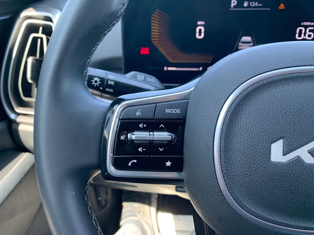 Used 2025 Kia Sorento S image 15