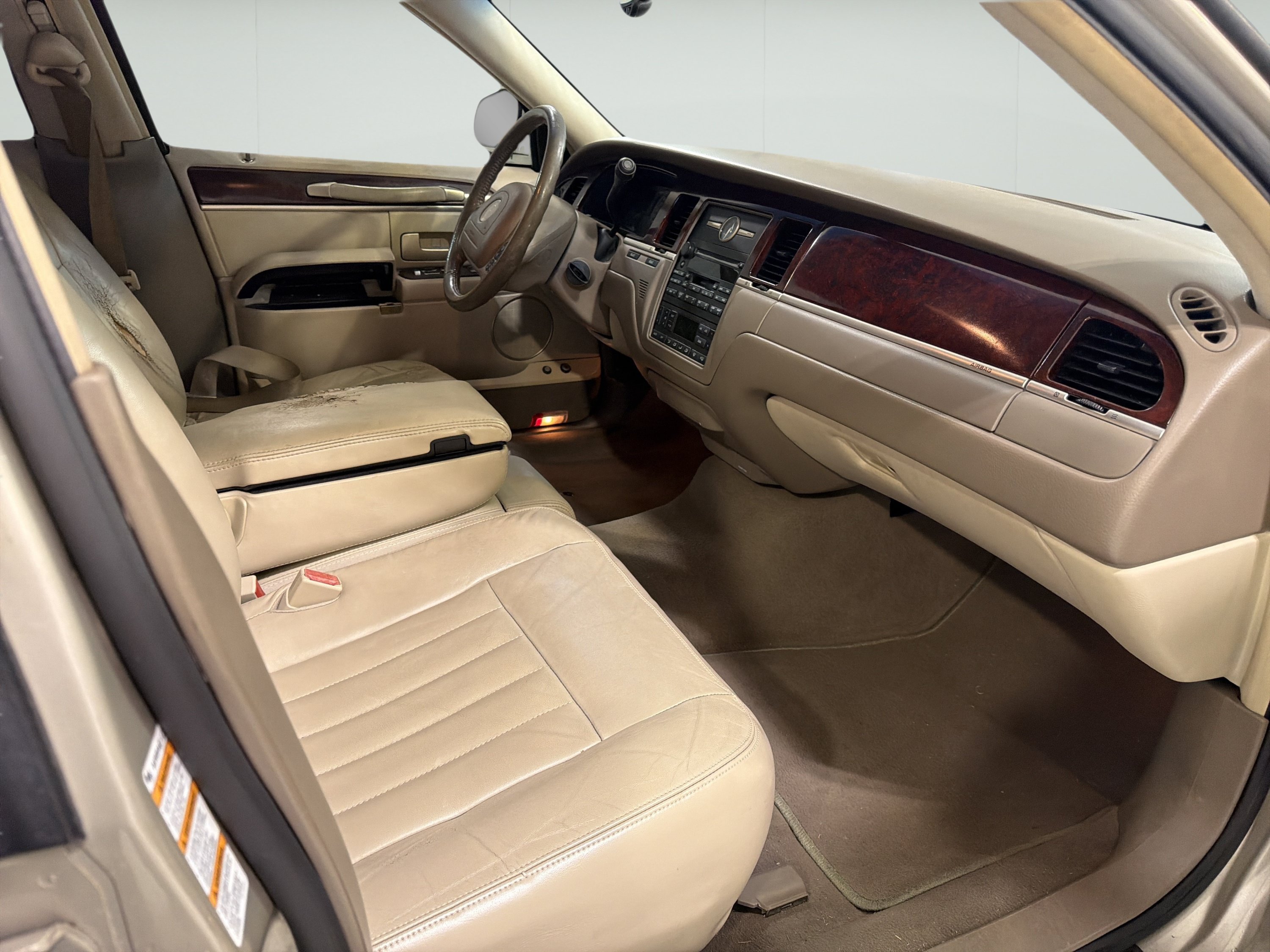 Used 2004 Lincoln Town Car Signature RWD image 12