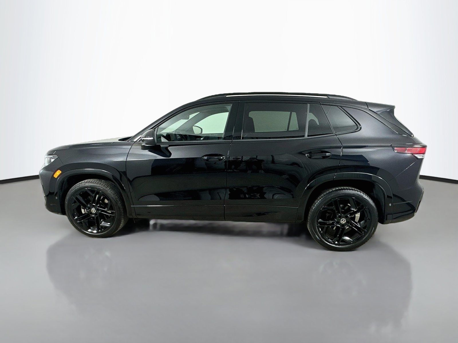 Certified 2026 Volkswagen Tiguan SE R-Line AWD/4WD image 8