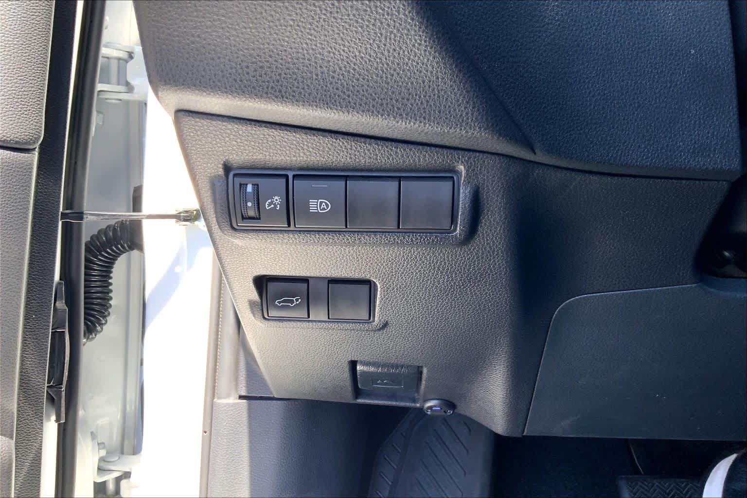 Certified 2025 Toyota Corolla Cross XLE w/ Convenience Package FWD image 33
