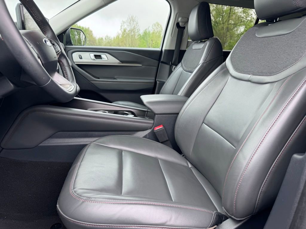 Certified 2025 Ford Explorer Active w/ Active Comfort Package AWD/4WD image 15