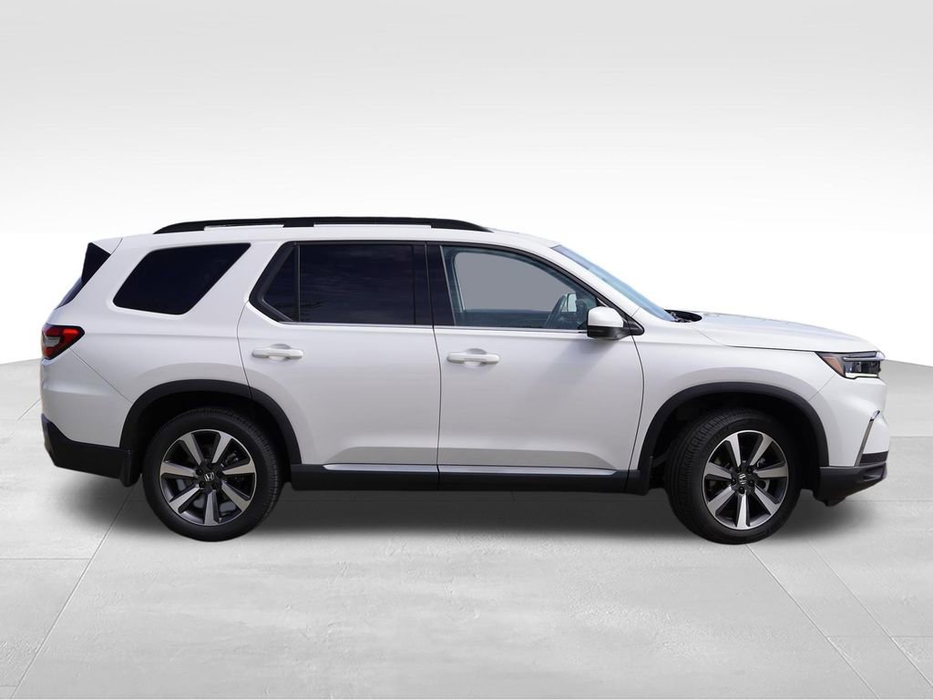 Used 2023 Honda Pilot Touring image 3