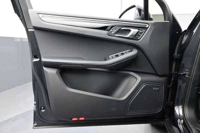 Certified 2025 Porsche Macan AWD/4WD image 7