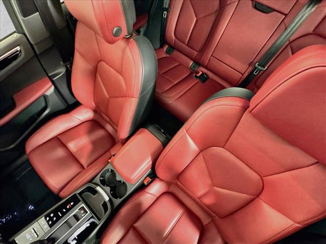 Certified 2026 Porsche Macan AWD/4WD image 19