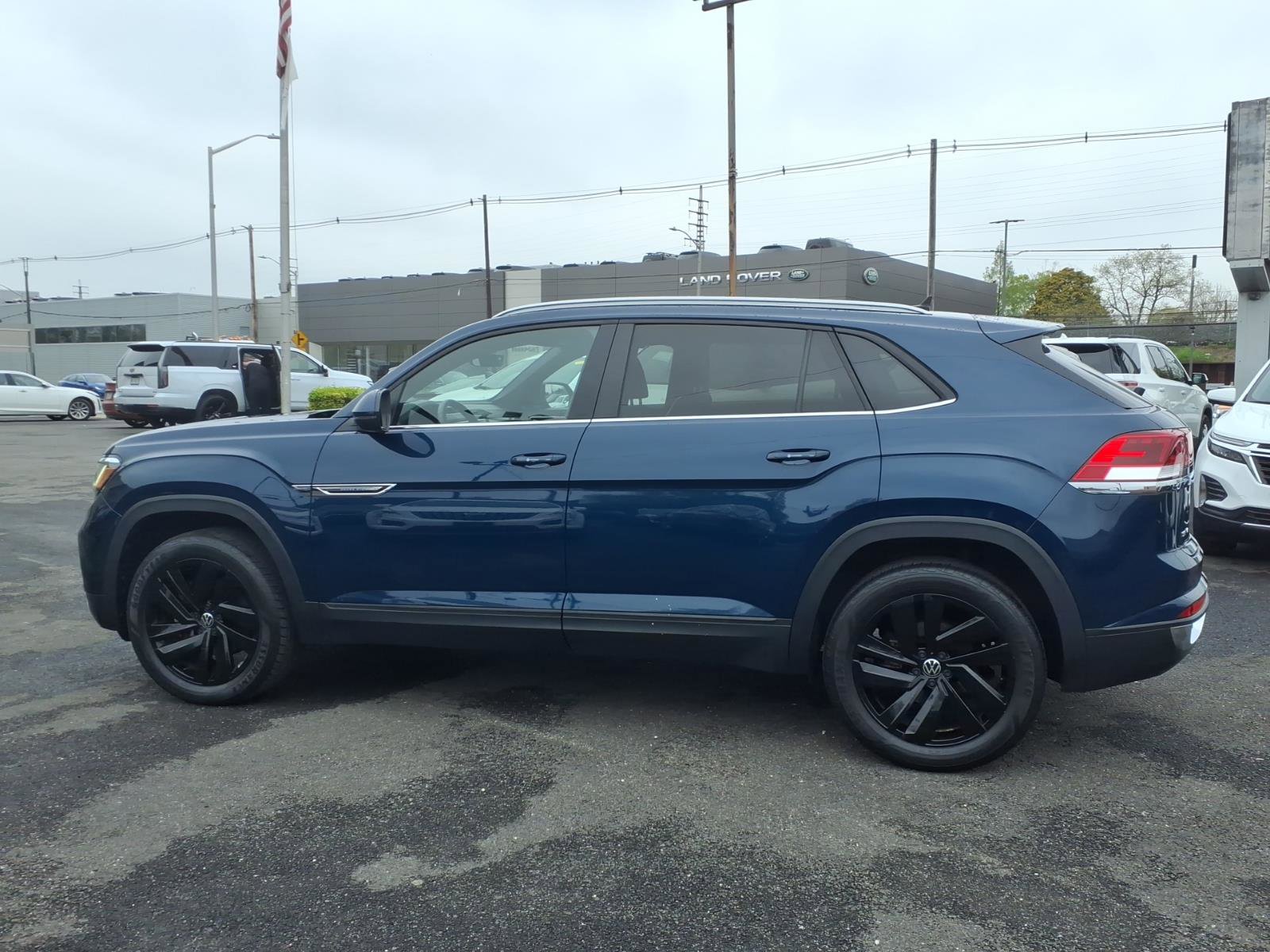 Used 2022 Volkswagen Atlas Cross Sport SE w/ Panoramic Sunroof Package AWD/4WD image 8