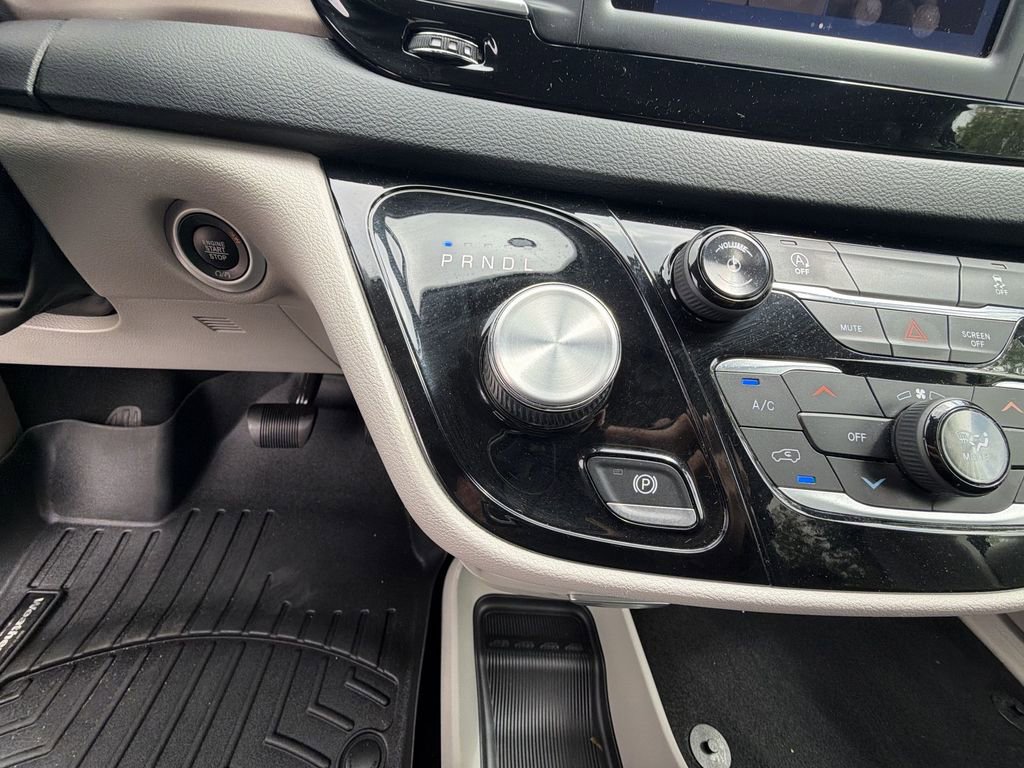 Used 2022 Chrysler Voyager LX FWD image 19