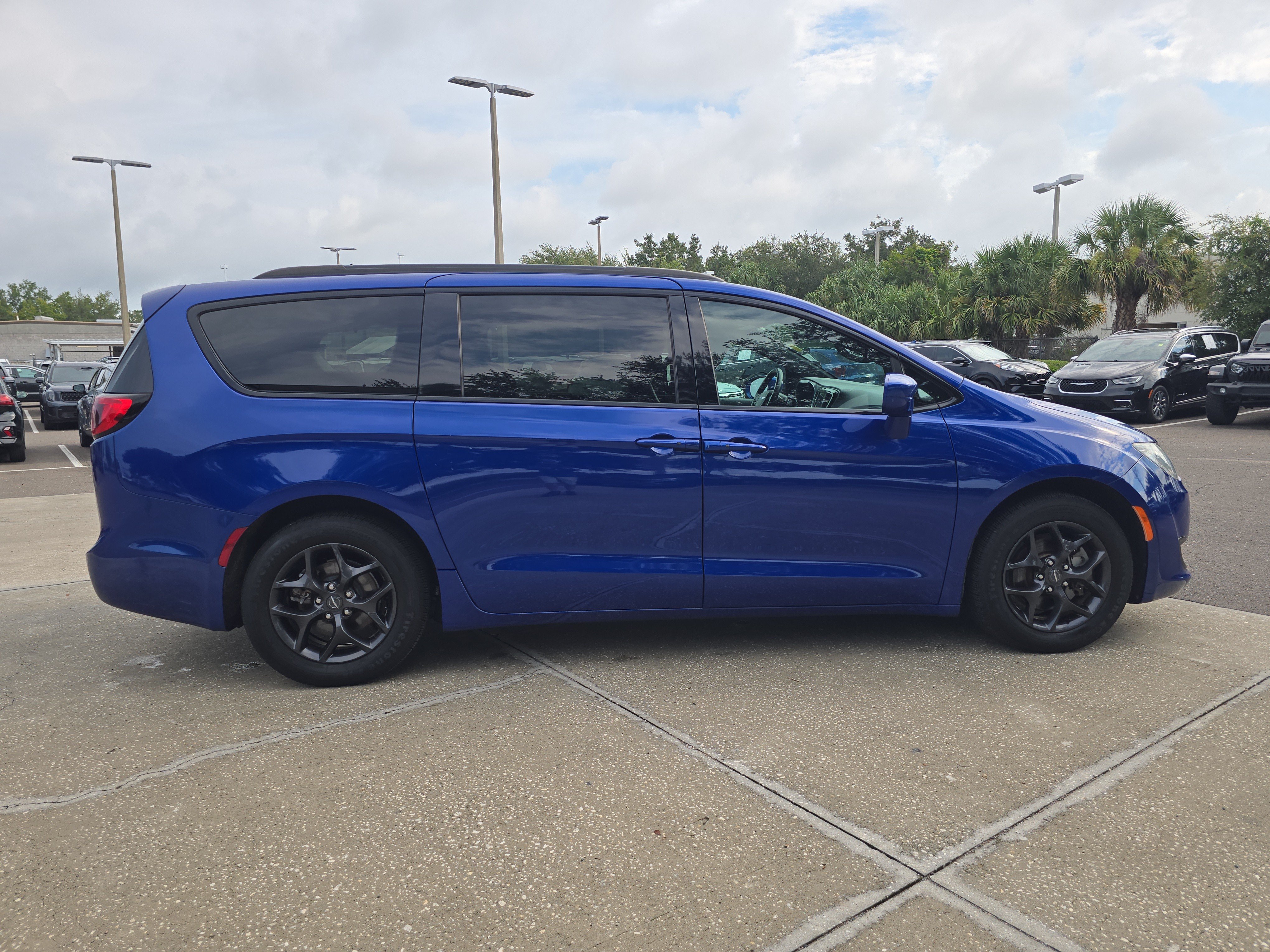 Used 2019 Chrysler Pacifica Touring-L w/ S Appearance Package FWD image 9